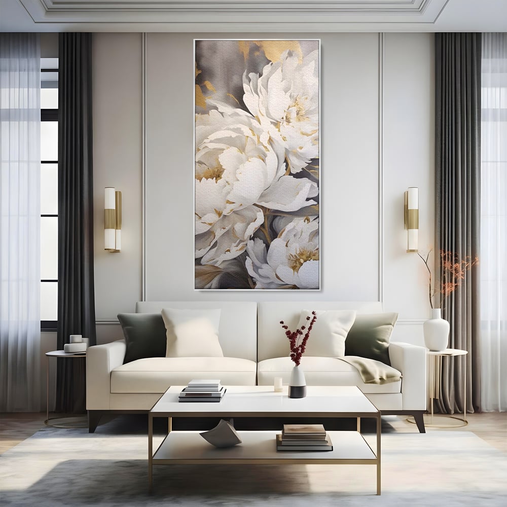Tablou canvas cu pictura cu bujori albi si accente aurii, in rama de aluminiu argintiu, pe perete intr-un living